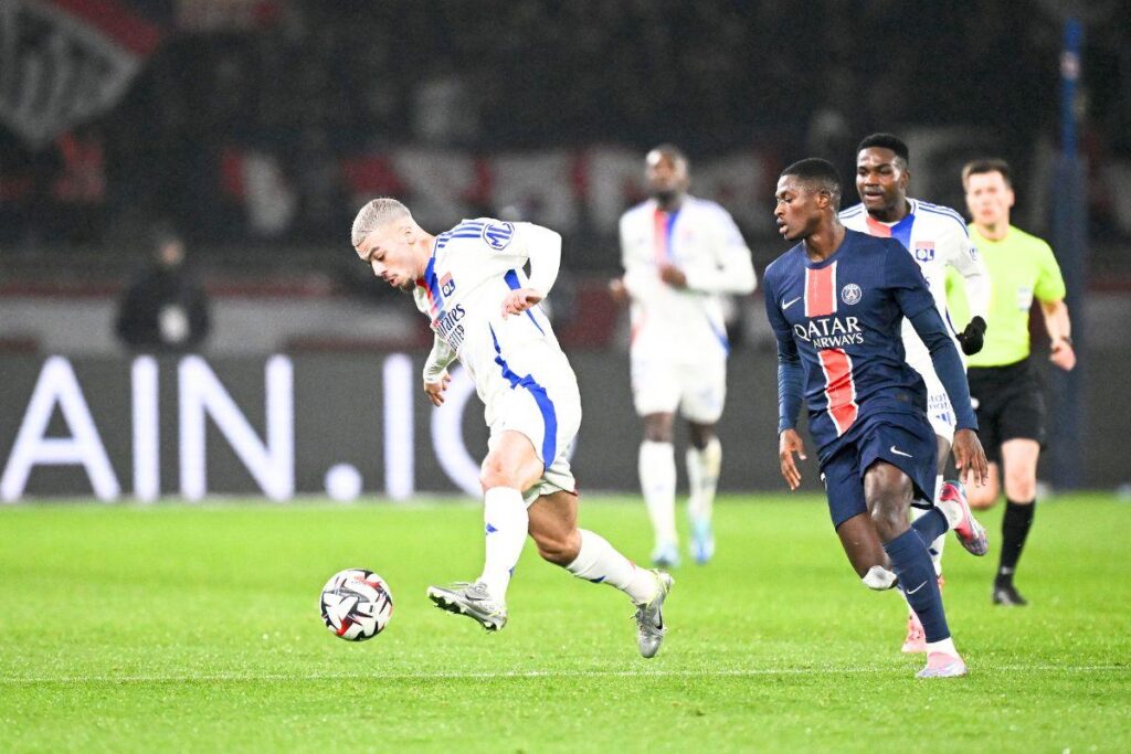 Lyon Được PSG Hỗ Trợ: Liệu Có Phải Cứu Rỗi Hay Đơn Thuần Là Chiến Lược Thương Mại?