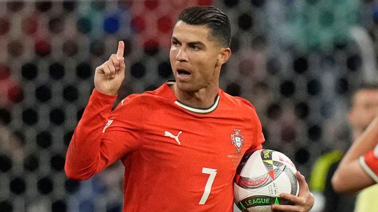 Cristiano Ronaldo Gây Chấn Động Khi Đổi Áo Giữa Trận Chung Kết Nations League